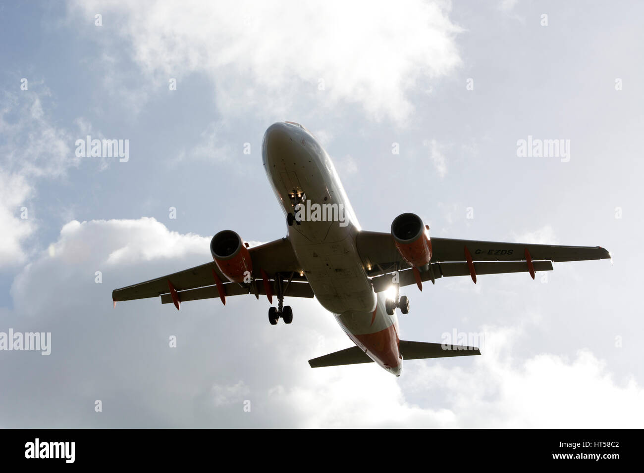 EasyJet Airbus A319 nähert sich Flughafen Birmingham, UK (G-EZDS) Stockfoto