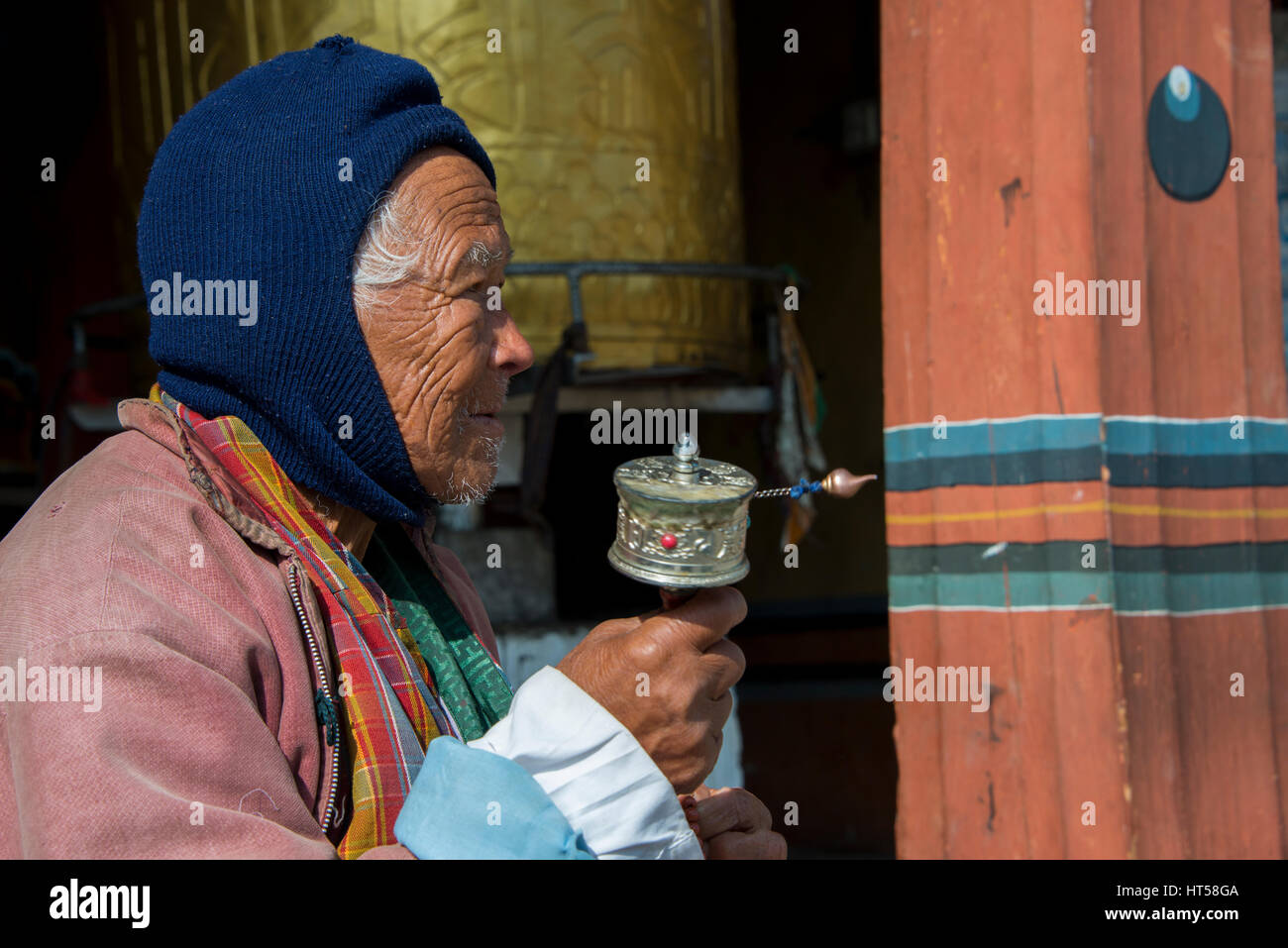 Bhutan Thimphu. National Memorial Chorten, Denkmal, der dritte König von Bhutan, Jigme Dorji Wangchuck. Alter Mann in traditioneller Kleidung mit Gebet whe Stockfoto