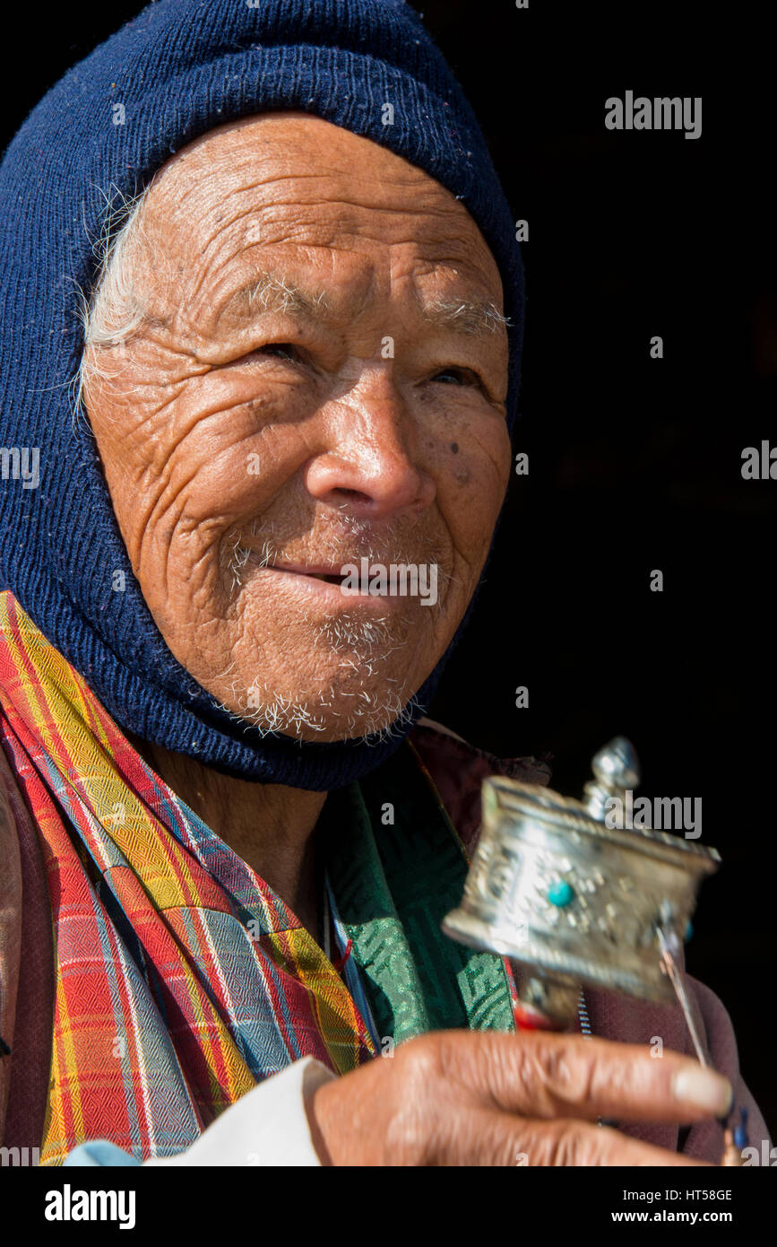 Bhutan Thimphu. National Memorial Chorten, Denkmal, der dritte König von Bhutan, Jigme Dorji Wangchuck. Alter Mann in traditioneller Kleidung mit Gebet whe Stockfoto