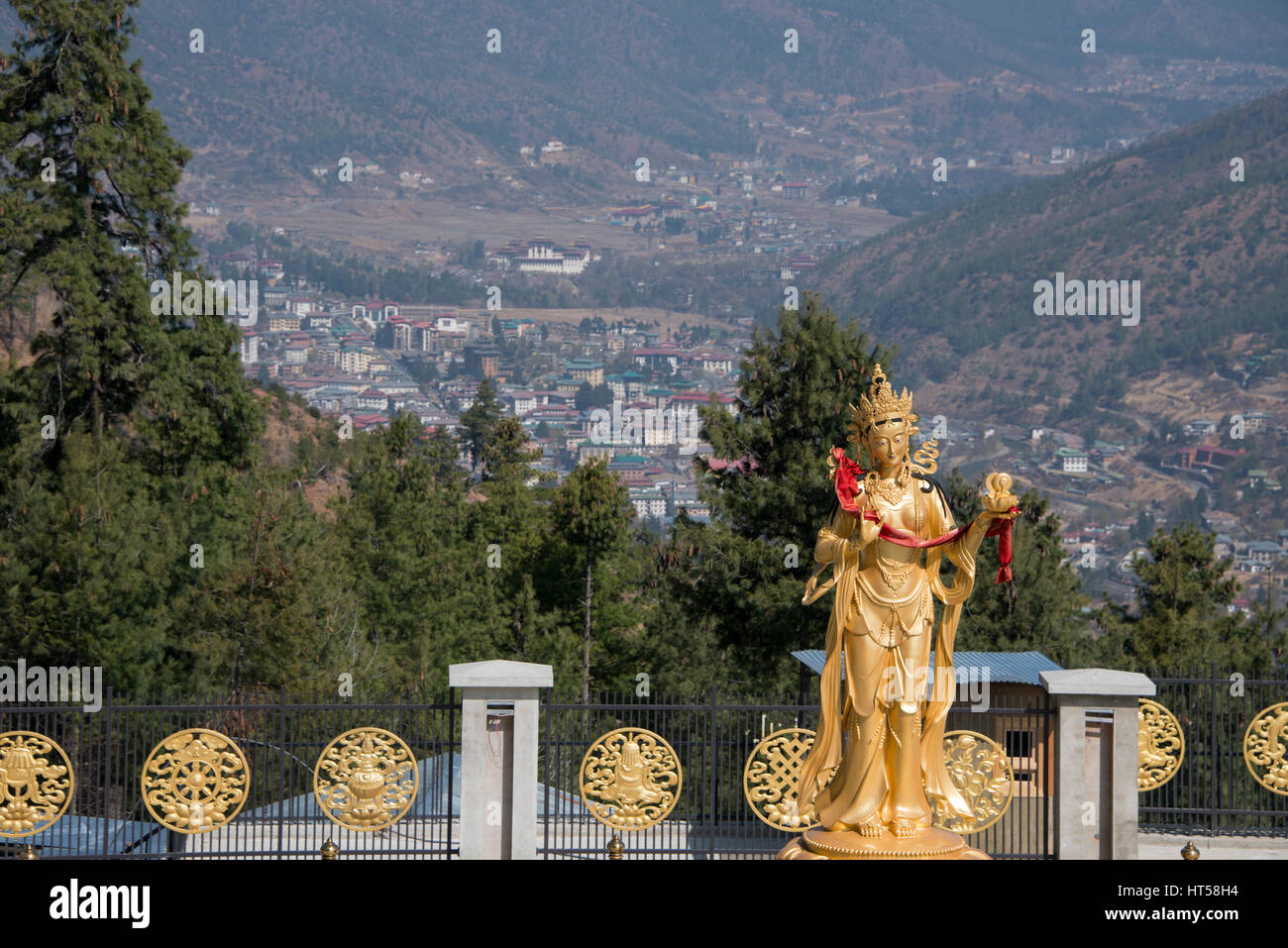 Bhutan Thimphu. Dordenma Buddha-Statue. Goldene Statuen um eines der größten Buddha-Statuen der Welt mit Blick auf Kuenselphodrang Natur Pa Stockfoto