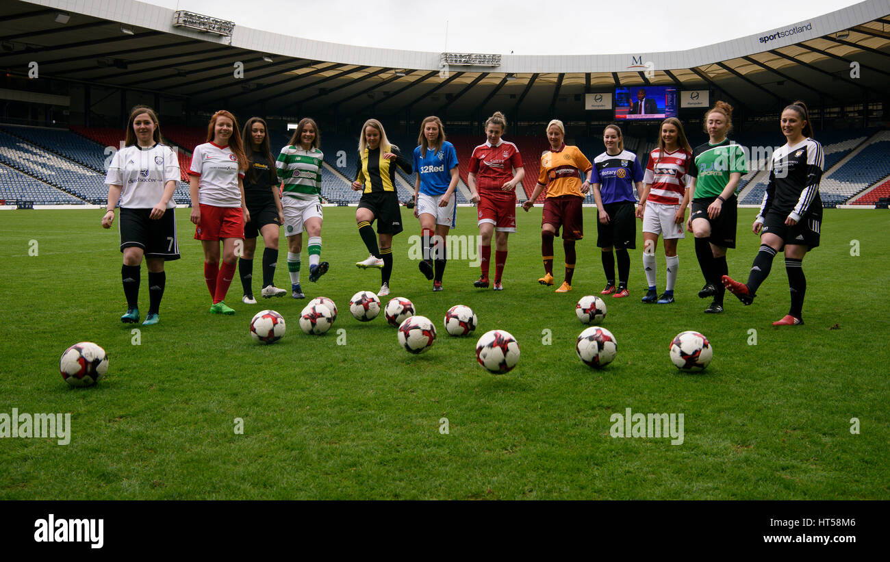 Spieler aus Mannschaften aus beiden Ligen an den Start der schottischen Frauen-Fußball-Ligen, SWPL1 und SWPL2 im Hampden Park in Glasgow. Stockfoto