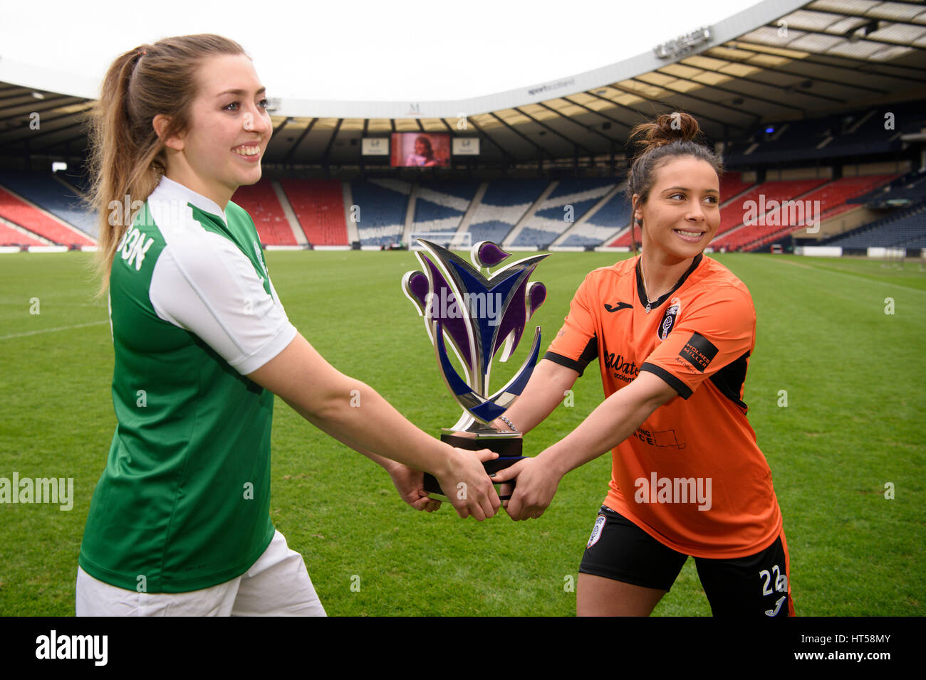 Hibernian Edinburgh Damen Claire Williamson (links) und Glasgow City Lauren Silver bei der Vorstellung des schottischen Frauen Fußball-Ligen, SWPL1 und SWPL2 im Hampden Park in Glasgow. Stockfoto