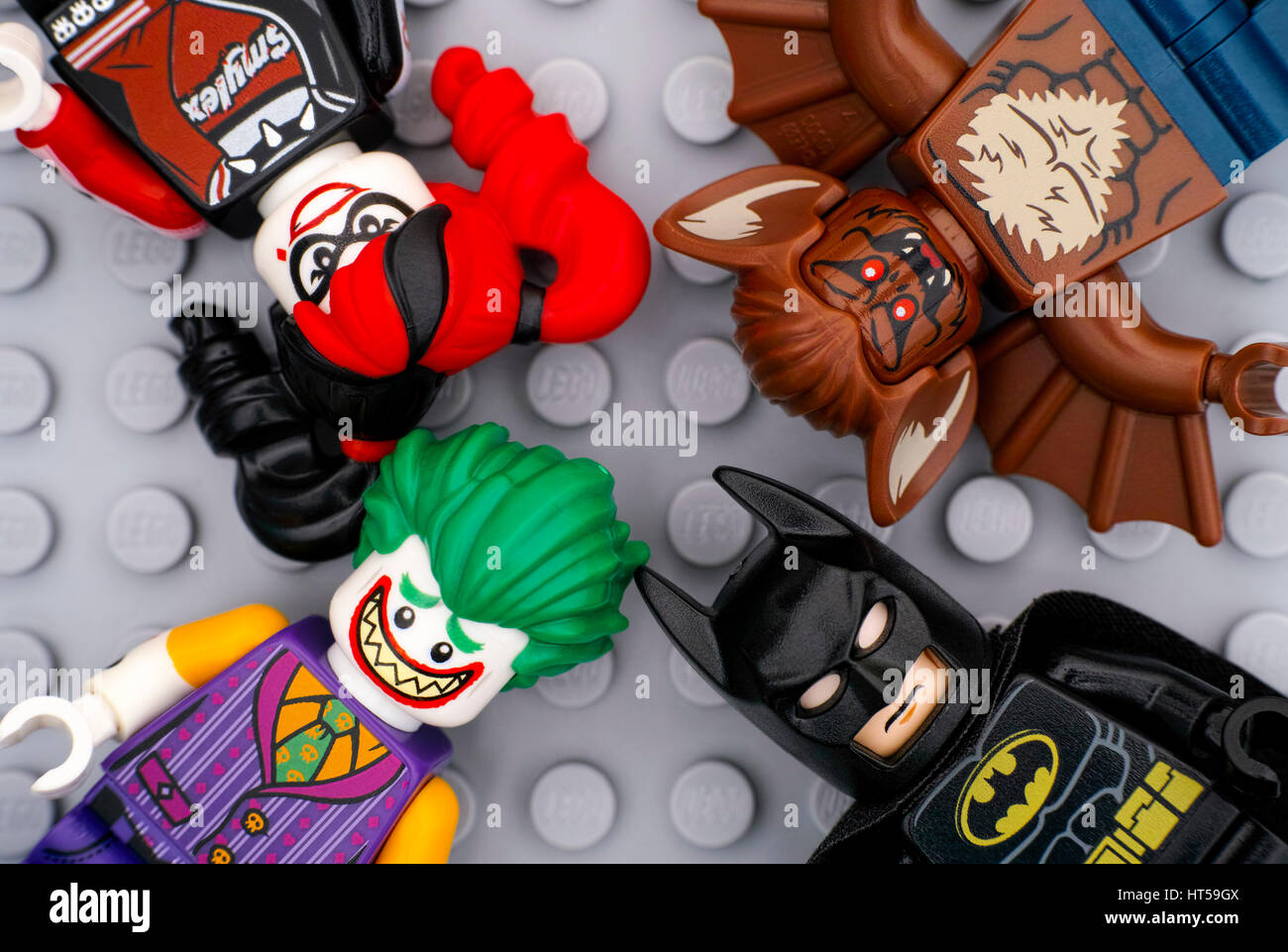 Tambow, Russische Föderation - 11. Februar 2017 vier Lego Minifiguren - Batman, The Joker, Harley Quinn und Man-Bat - auf Lego grauer Grundplatte Hintergrund Stockfoto