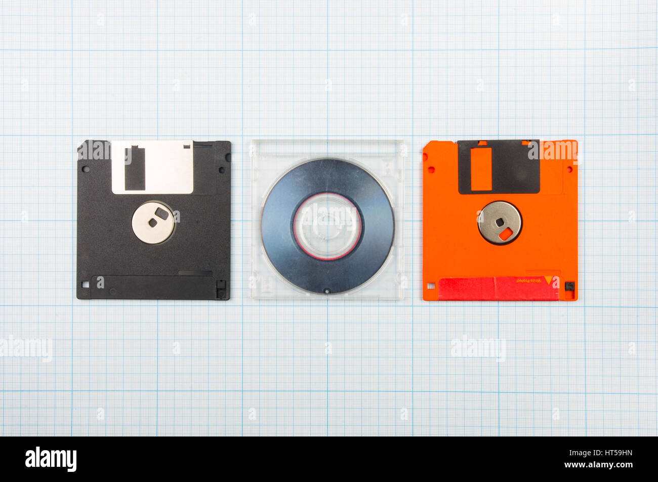 Vintage-Hintergrund - Computer-Disketten und Mini-CD auf dem Bauplan Papier, getönt Stockfoto