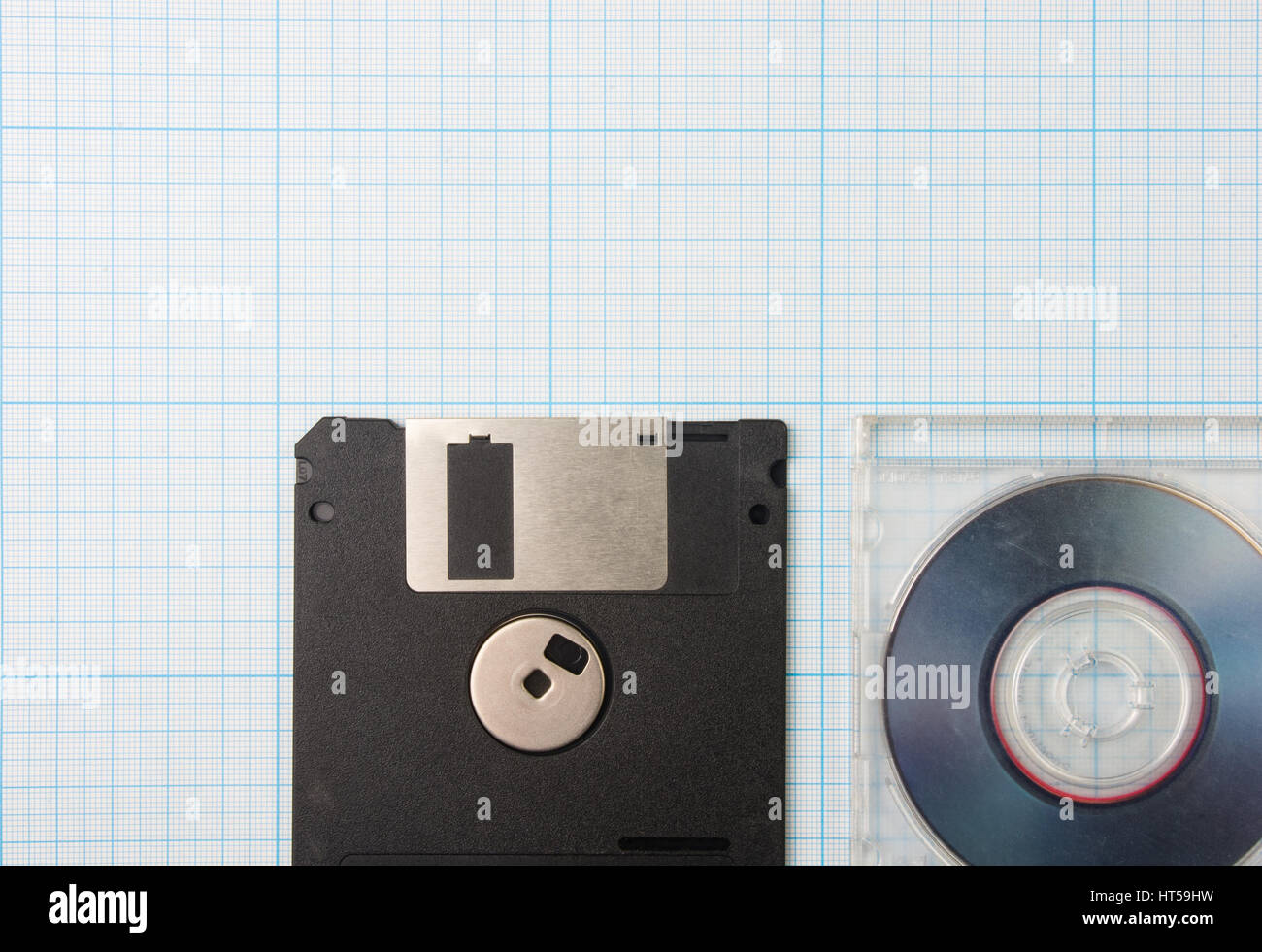 Vintage-Hintergrund - Computer-Disketten und Mini-CD auf dem Bauplan Papier, getönt Stockfoto