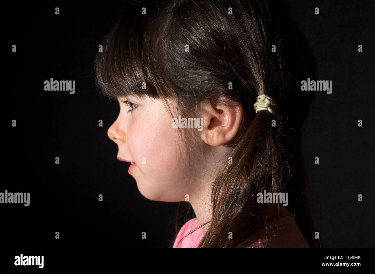 Mädchen mit Haar in Zöpfen Stockfoto