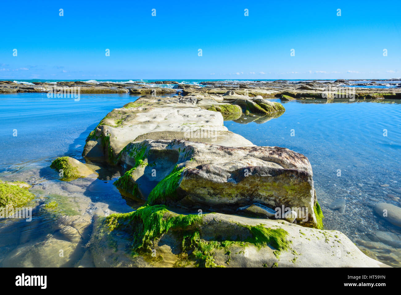 Schöne Landschaft, Seascape, erstaunliche Natur Hintergrund mit Felsen und blauem Wasser. Stockfoto