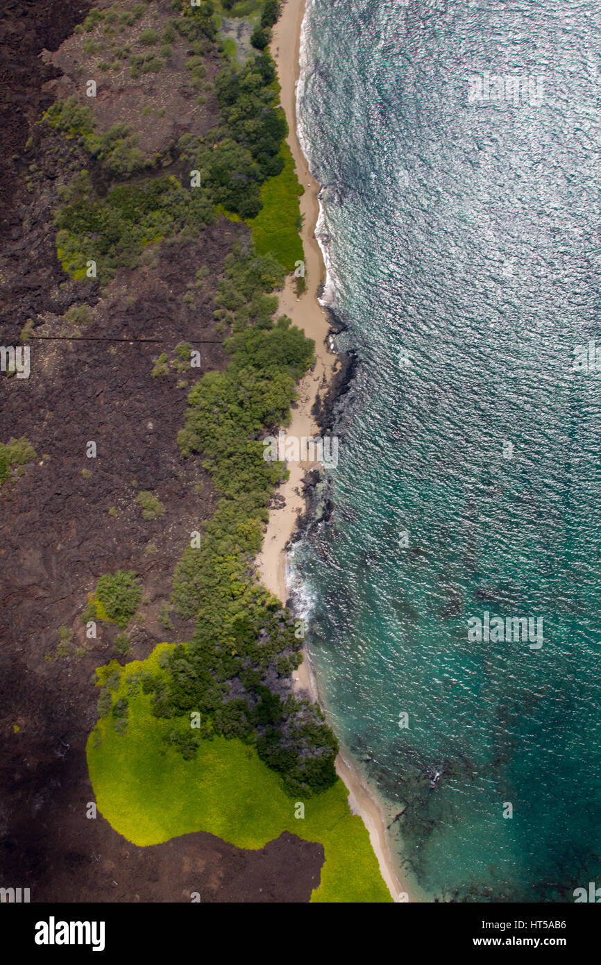 Luftaufnahme von einem unberührten Strand an der Westküste von Big Island, Hawaii, USA. Stockfoto