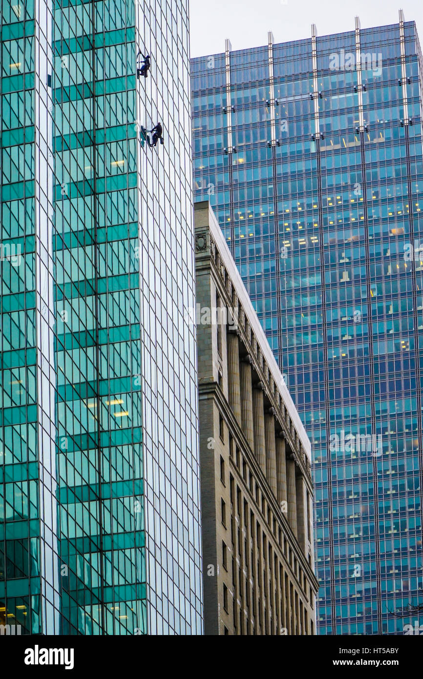 Wirklichen Leben Spiderman wäscht die Fenster an der Seite eines Gebäudes auf LaSalle Street in Chicago, Illinois Stockfoto