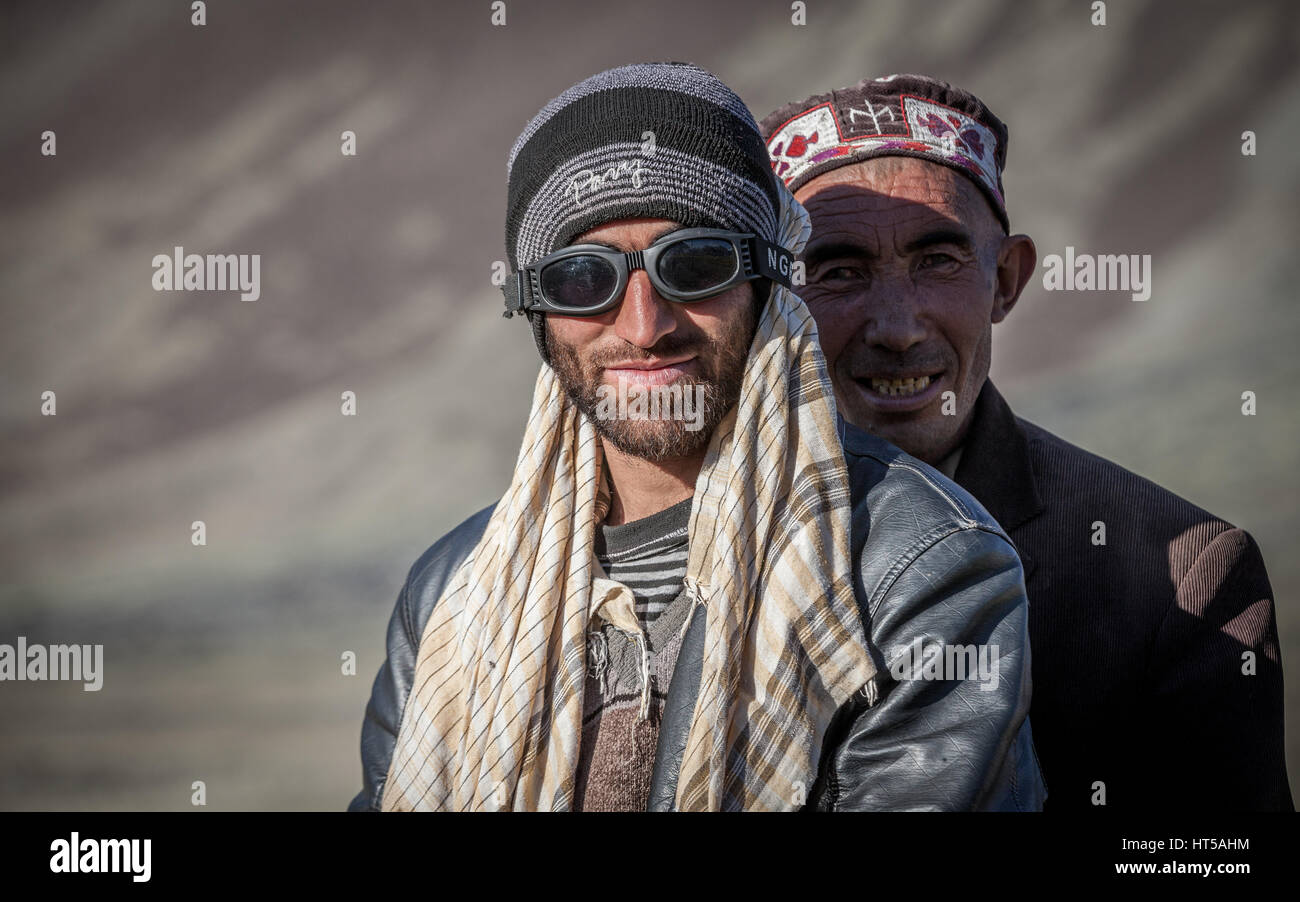 Afghanistan, Wakhan-Korridor, ein Porträt von zwei Mann mit Sonnenbrille, ein Pferd zu reiten. Stockfoto