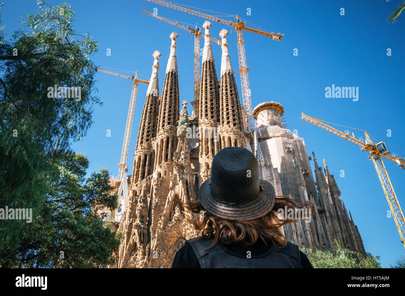 Die berühmteste Sehenswürdigkeit von Katalonien Barcelona sucht junge Frau Reisende in einen Hut an der Sagrada Familia Stockfoto