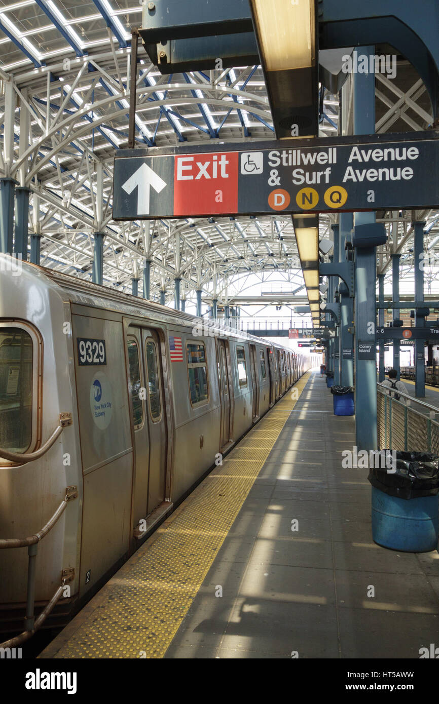 NY u-Bahn F trainieren an Stillwell Avenue/Surf Avenue, Coney Island, New York, USA Stockfoto