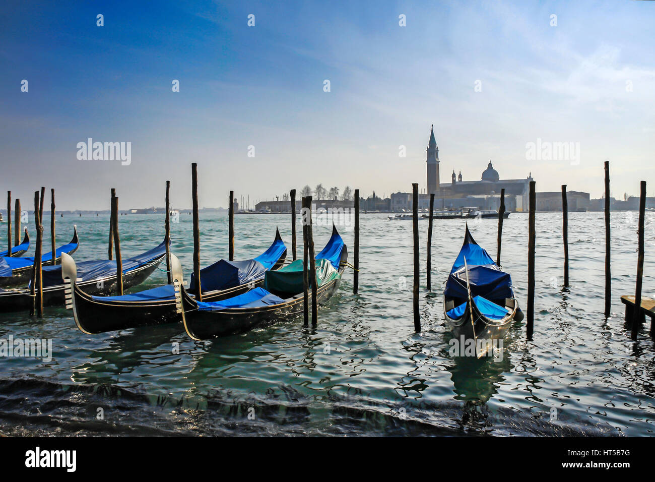 Gondeln vor Anker vor Markusplatz mit Kirche San Giorgio di Maggiore in Venedig, Italien Stockfoto