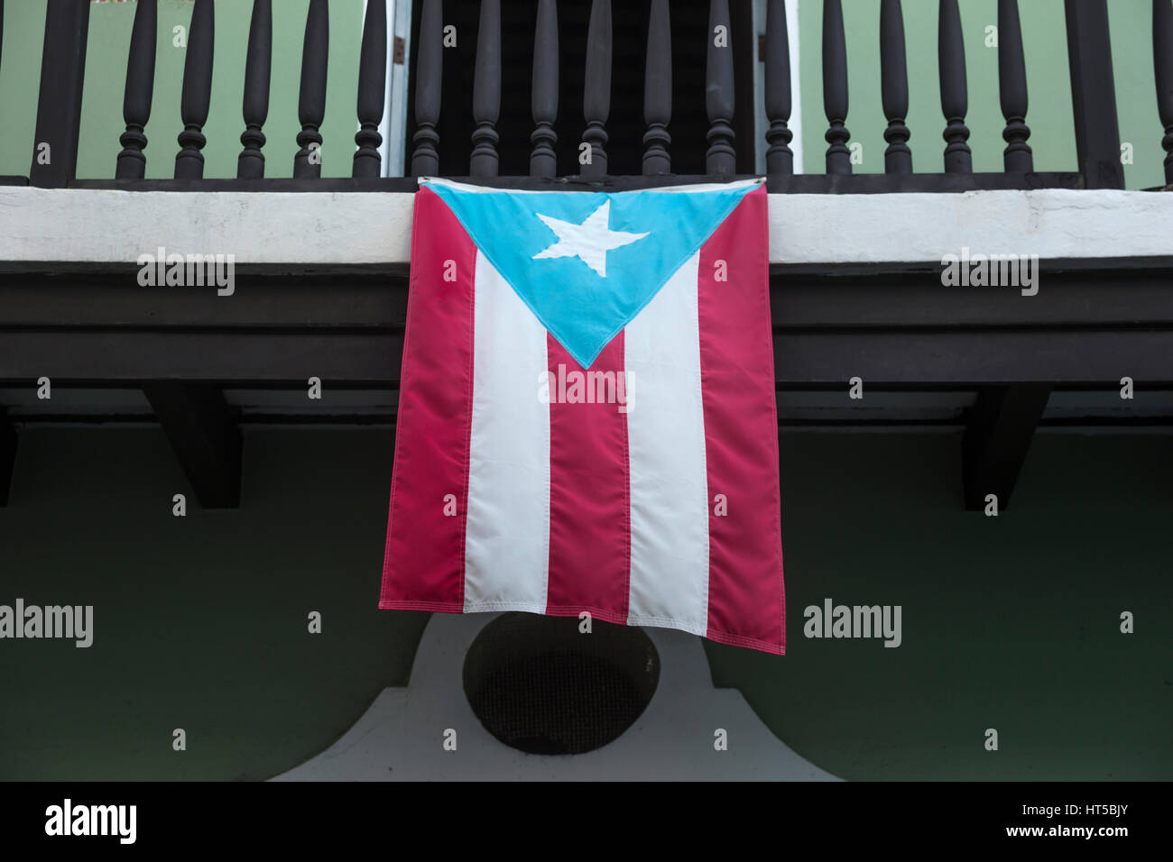 PUERTO-RICANISCHER FAHNE DRAPIERT VOM BALKON BUNT GESTRICHENEN HÄUSERN CALLE SAN SEBASTIAN ALT SAN JUAN PUERTO RICO Stockfoto