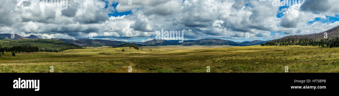 Valles Caldera ist eine 13,7-Meile breiten Vulkankrater in den Jemez Bergen des nördlichen New Mexico. Heiße Quellen, Bäche, Fumarolen, Erdgas sickert Stockfoto
