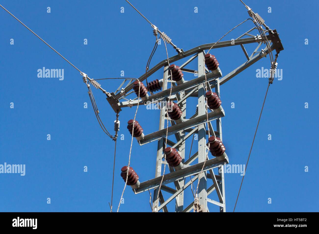 Verteilung von elektrischer Energie. Spalten-Hochspannungsleitungen. Erzeugung von Energie Stockfoto