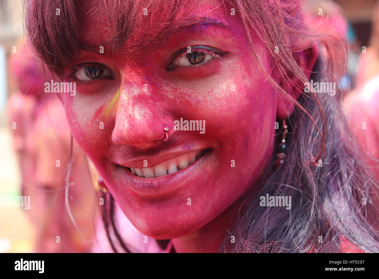 Frau feiert das Holi-Fest der Farben Stockfoto