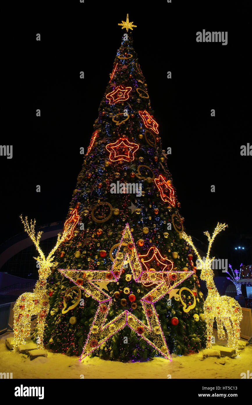 Hell beleuchtete Weihnachtsbaum mit Geschenken Stockfoto