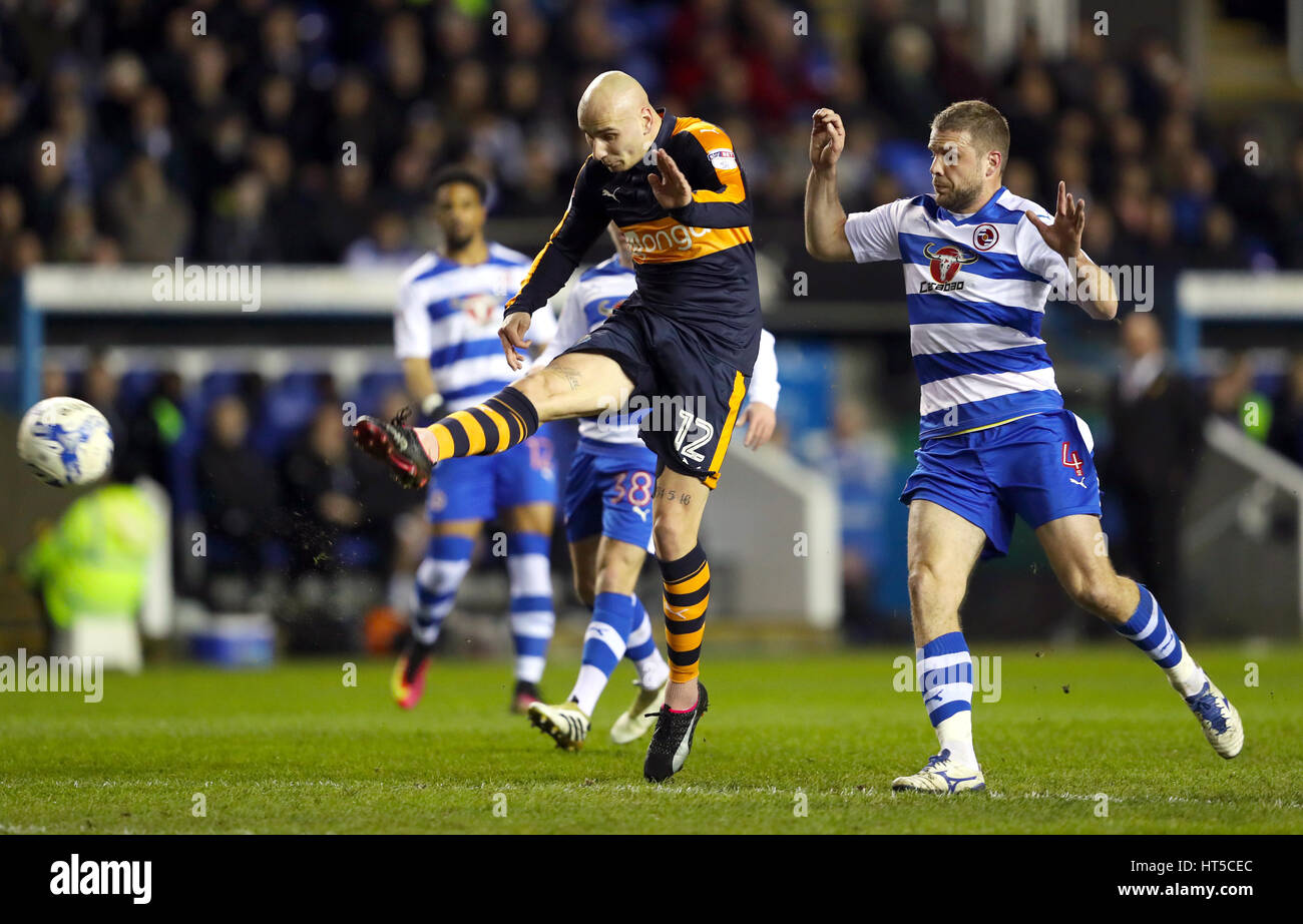 Newcastle United Jonjo Shelvey (links) und Reading Joey van Den Berg in Aktion während der Himmel Bet Meisterschaft entsprechen im Madejski Stadium, lesen. Stockfoto