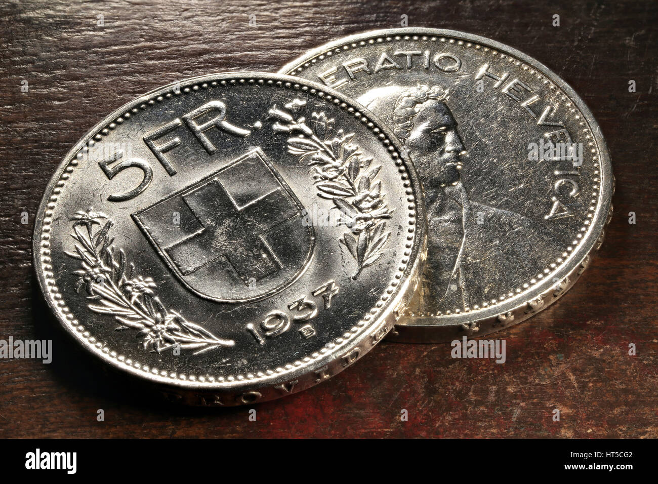 Schweizer 5 FR Silber Münzen auf rustikalen hölzernen Hintergrund Stockfoto