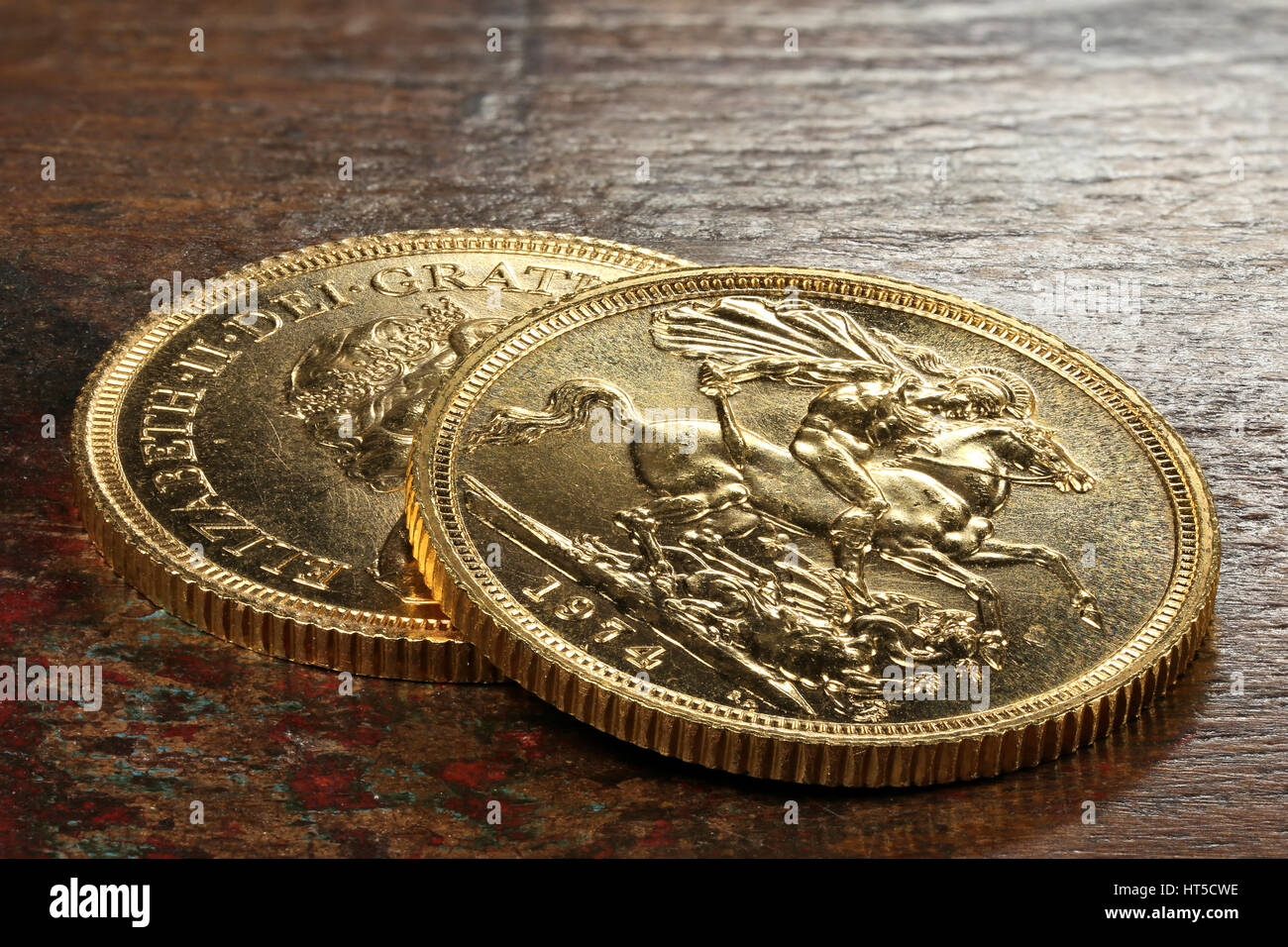 Britische Sovereign gold Münzen auf rustikalen hölzernen Hintergrund Stockfoto