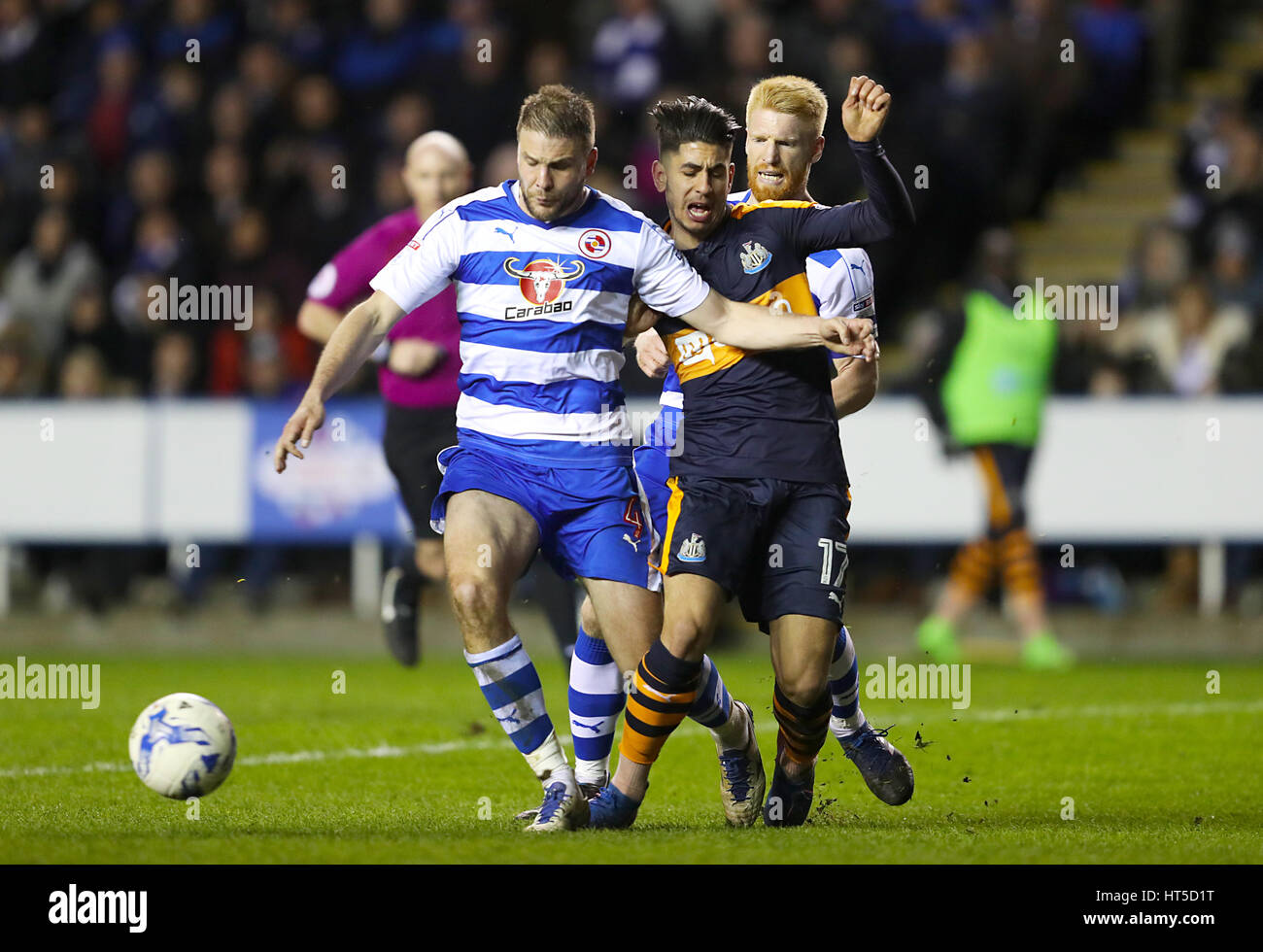 Reading Joey van Den Berg (links) und Newcastle United Ayoze Perez Kampf um den Ball während der Himmel Bet Meisterschaft entsprechen im Madejski Stadium, lesen. Stockfoto