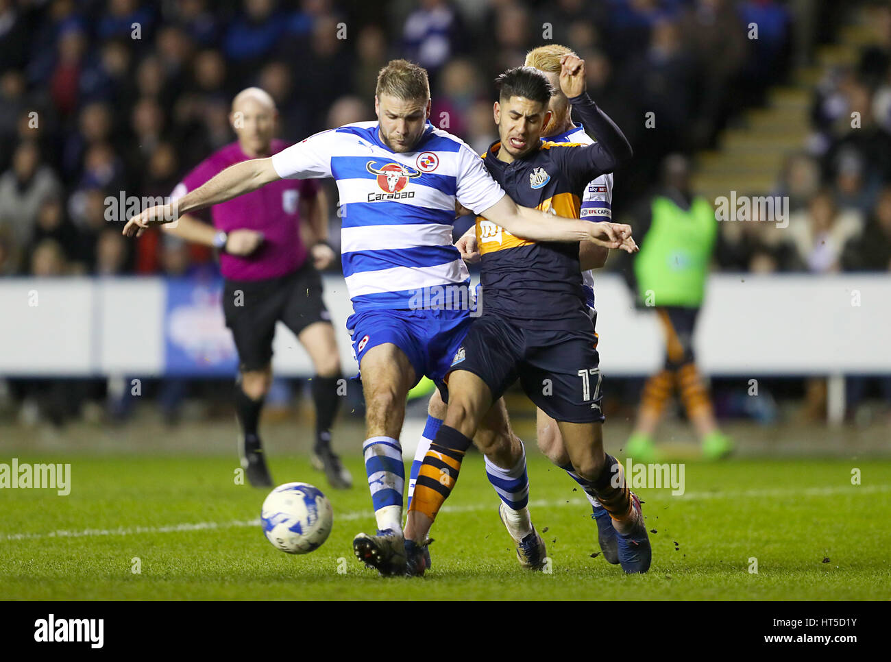 Reading Joey van Den Berg (links) und Newcastle United Ayoze Perez Kampf um den Ball während der Himmel Bet Meisterschaft entsprechen im Madejski Stadium, lesen. Stockfoto