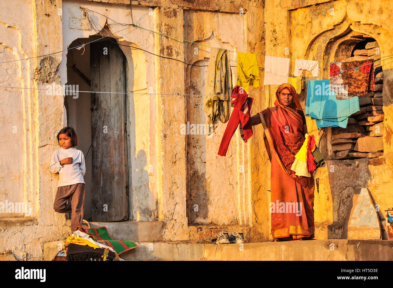 Eine Frau hängen Wäsche auf der Linie vor ihrem Haus in Orchha, Indien Stockfoto