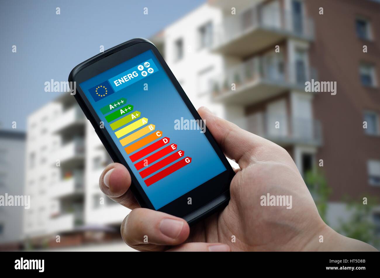 Mann hält Smartphone mit Energie-Effizienz-Diagramm. Einsparungen bei den Wohnkonzept Stockfoto