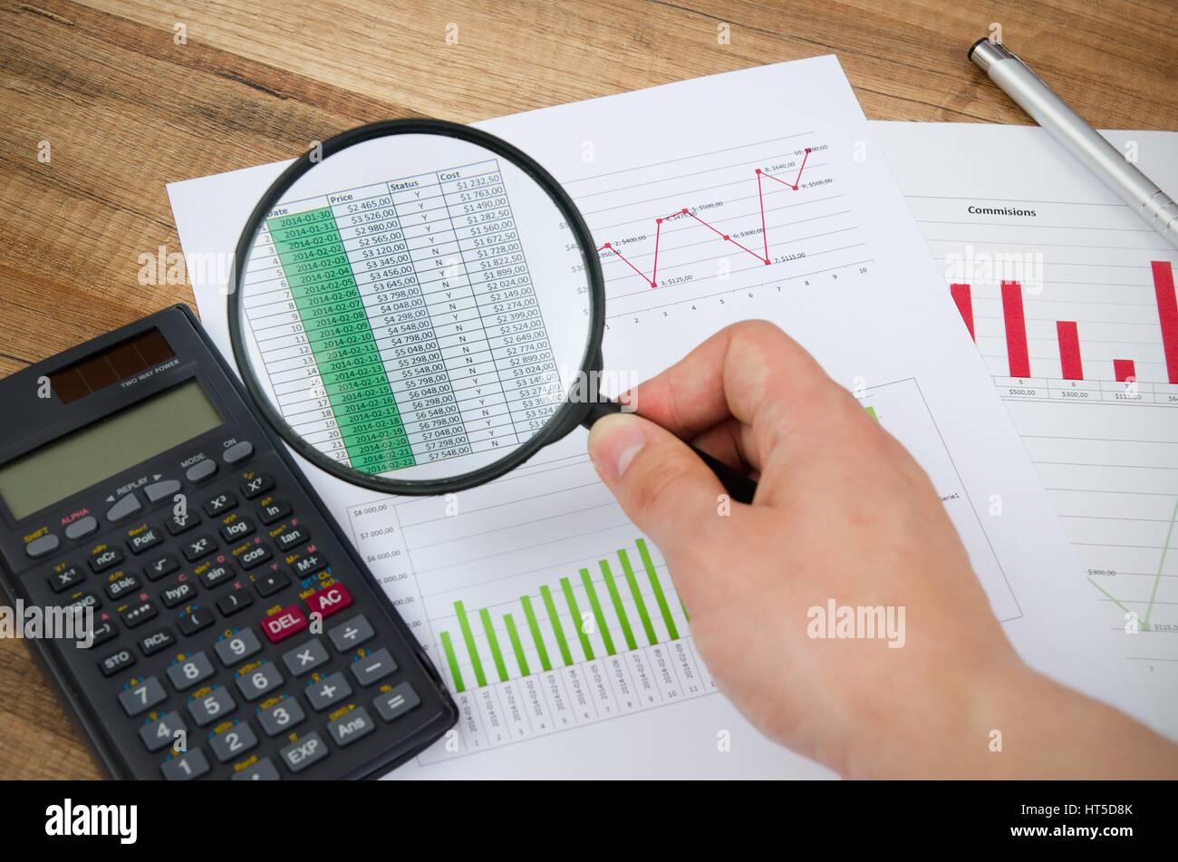 Bildschirmlupe betriebswirtschaftlichen Hintergrund. Einsatz für Unternehmen strategische Verhalten Zusammensetzung Stockfoto