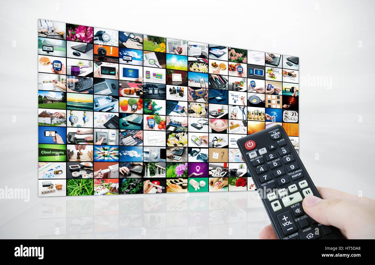 Großes LCD-Display mit TV stream Bilder und Remonte Kontrolle in der hand Stockfoto