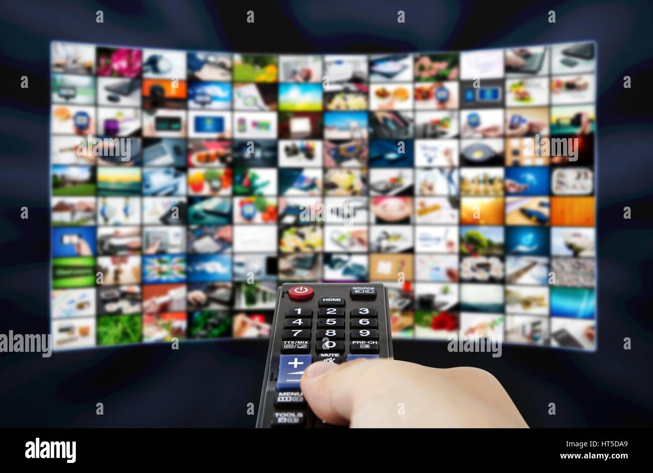 Großes LCD-Display mit TV stream Bilder und Remonte Kontrolle in der hand Stockfoto