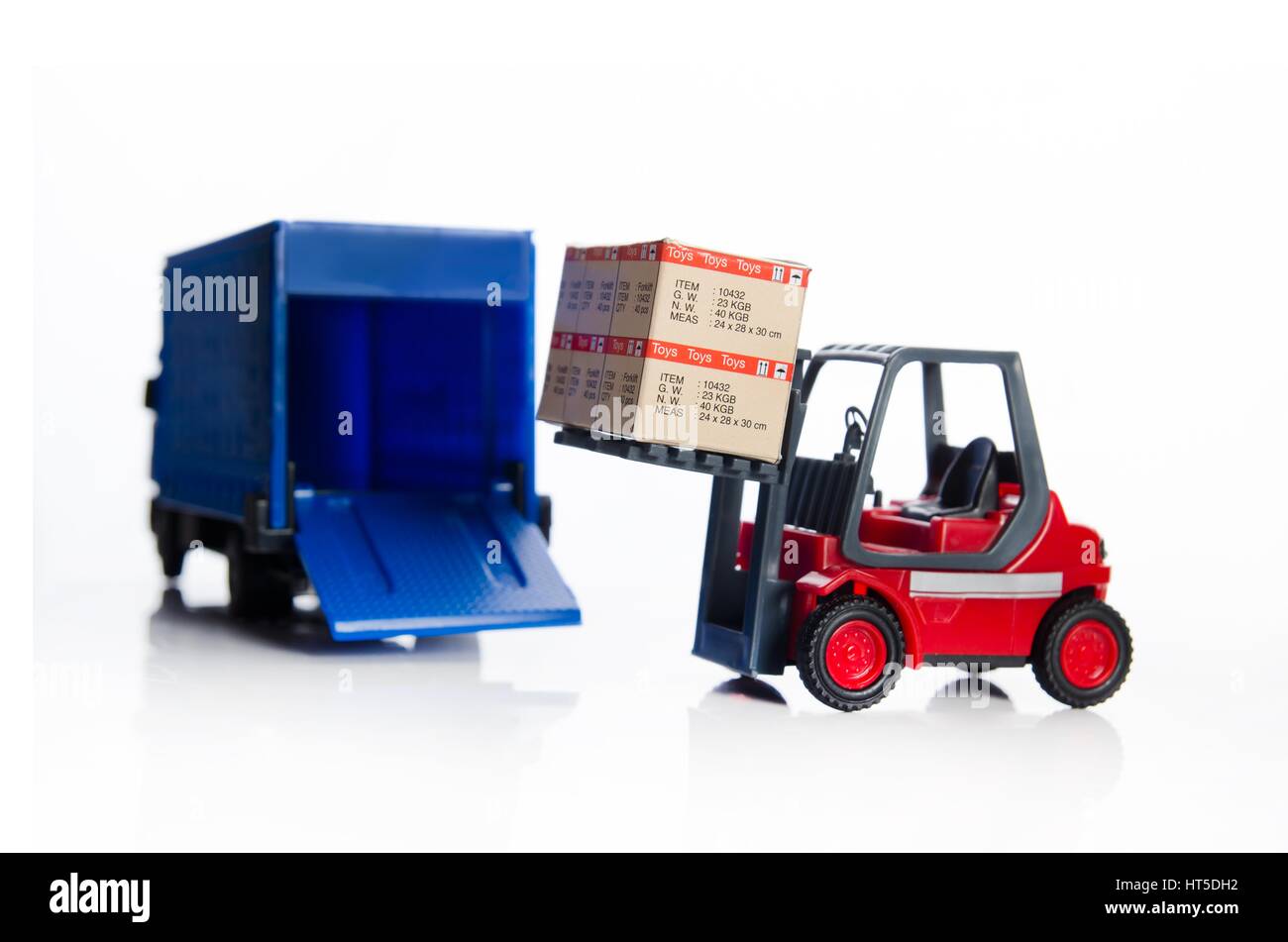 Gabelstapler LKW Spielzeug mit Boxen. Konzept des grenzüberschreitenden Güterverkehrs Stockfoto