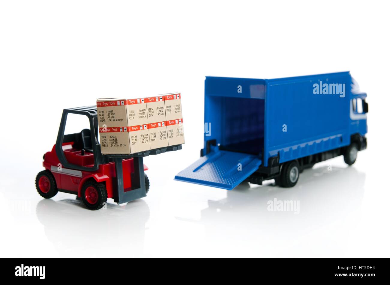 Gabelstapler LKW Spielzeug mit Boxen. Konzept des grenzüberschreitenden Güterverkehrs Stockfoto