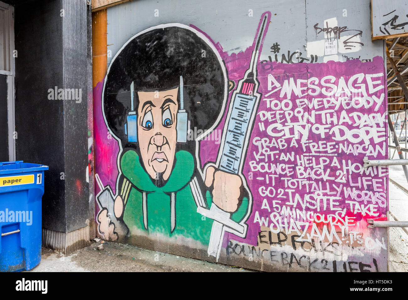 Graffiti-Wandgemälde von Smokey D, zeigt Mann mit hypodermischer Nadel, der die sichere Injektionsstelle vertritt, Insite, DTES, Vancouver, British Columbia, Kanada. Stockfoto