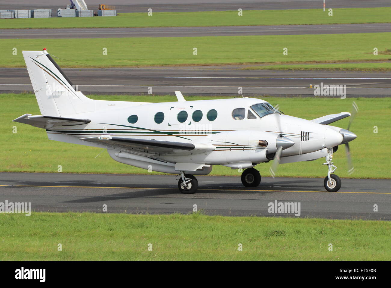 F-GPJD, eine Beechcraft E90 King Air betrieben von Aero Sotravia am Flughafen Prestwick in Ayrshire. Stockfoto