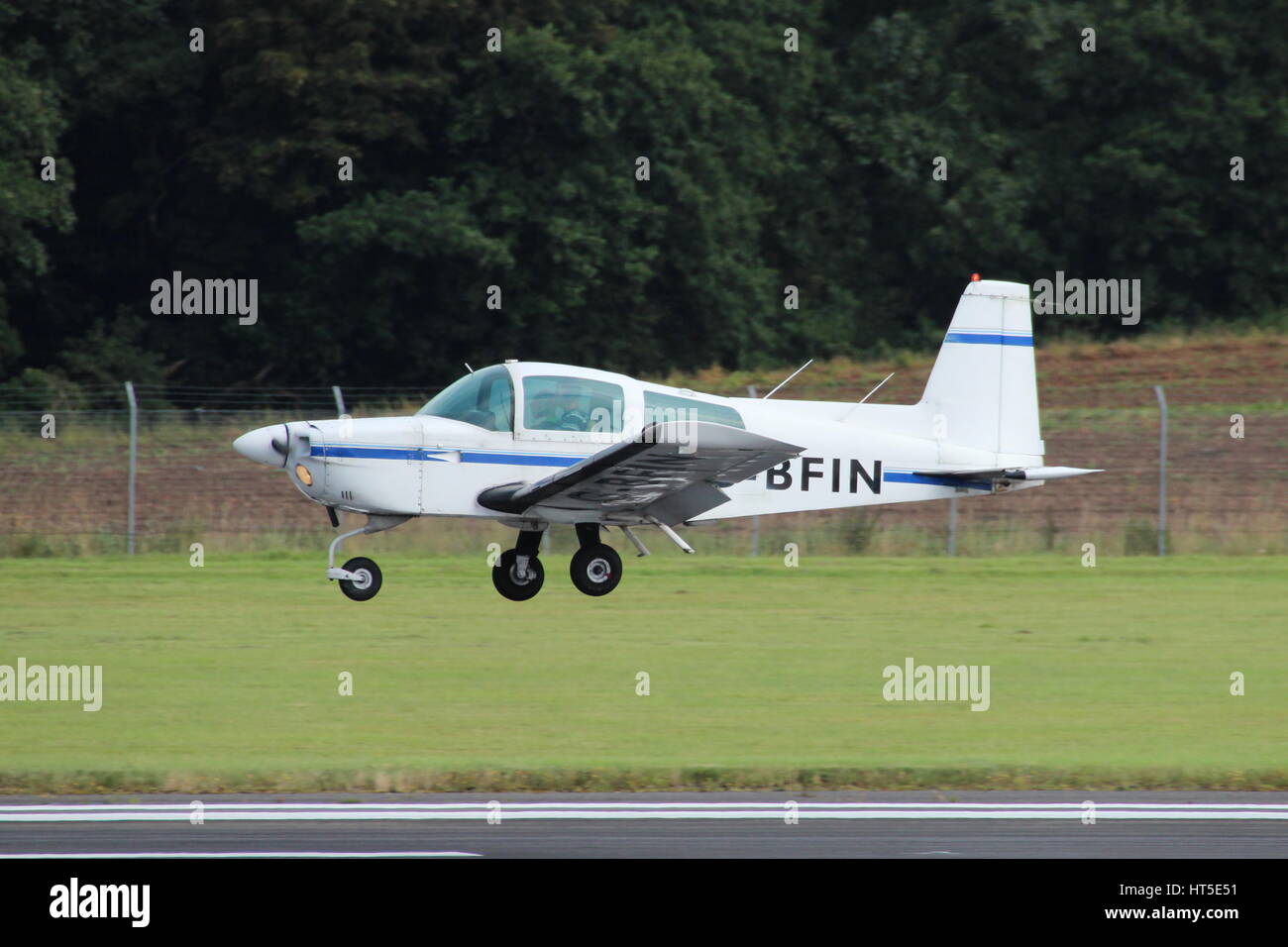 G-BFIN, eine Grumman American AA-5A Cheetah von Prestwick Flight Center, am Flughafen Prestwick in Ayrshire betrieben. Stockfoto