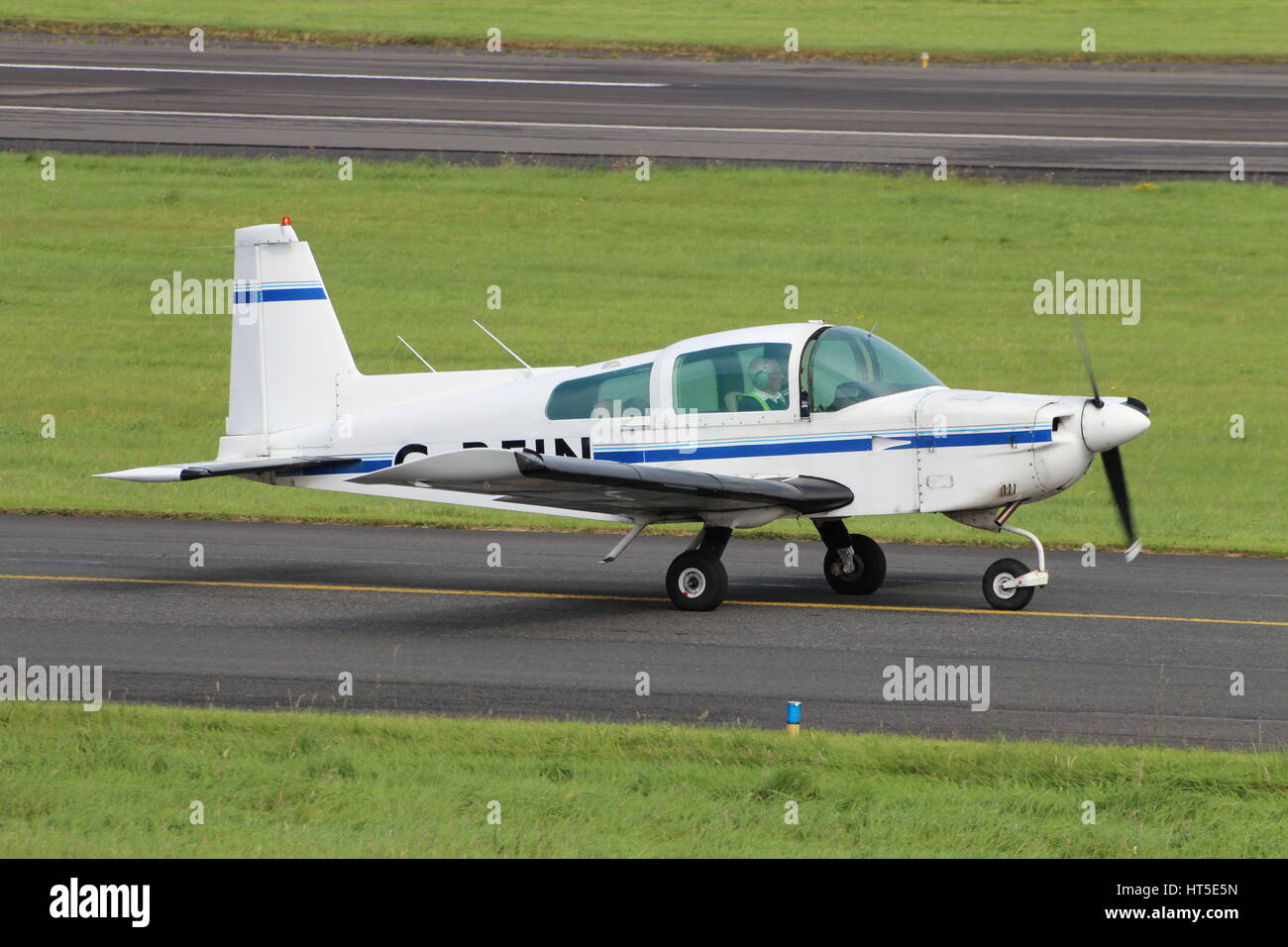 G-BFIN, eine Grumman American AA-5A Cheetah von Prestwick Flight Center, am Flughafen Prestwick in Ayrshire betrieben. Stockfoto