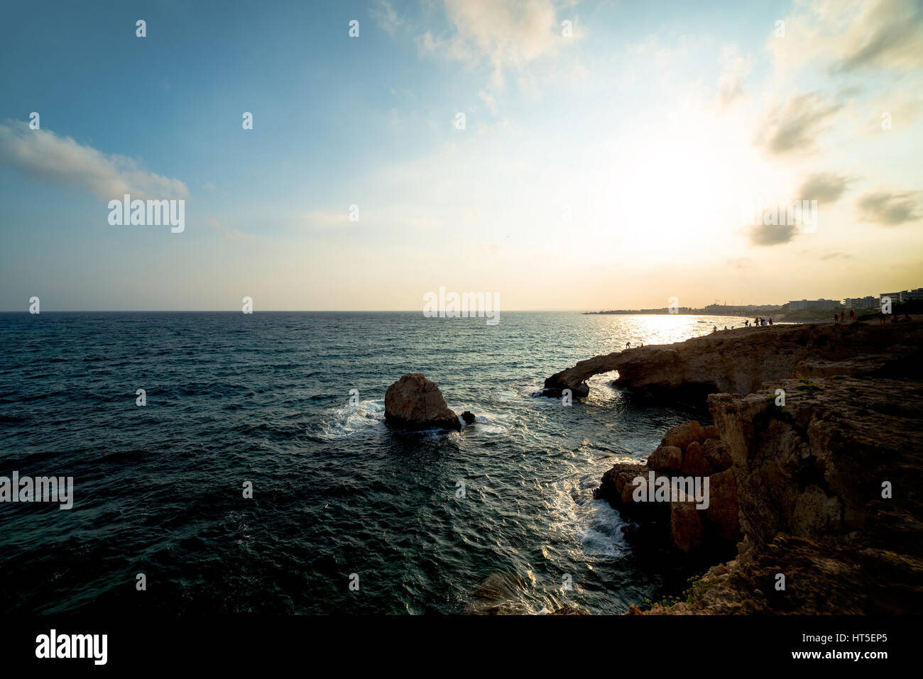 Sonnenuntergang über Meeresgrotten, Cape Greko. Agia Napa, Zypern. Stockfoto
