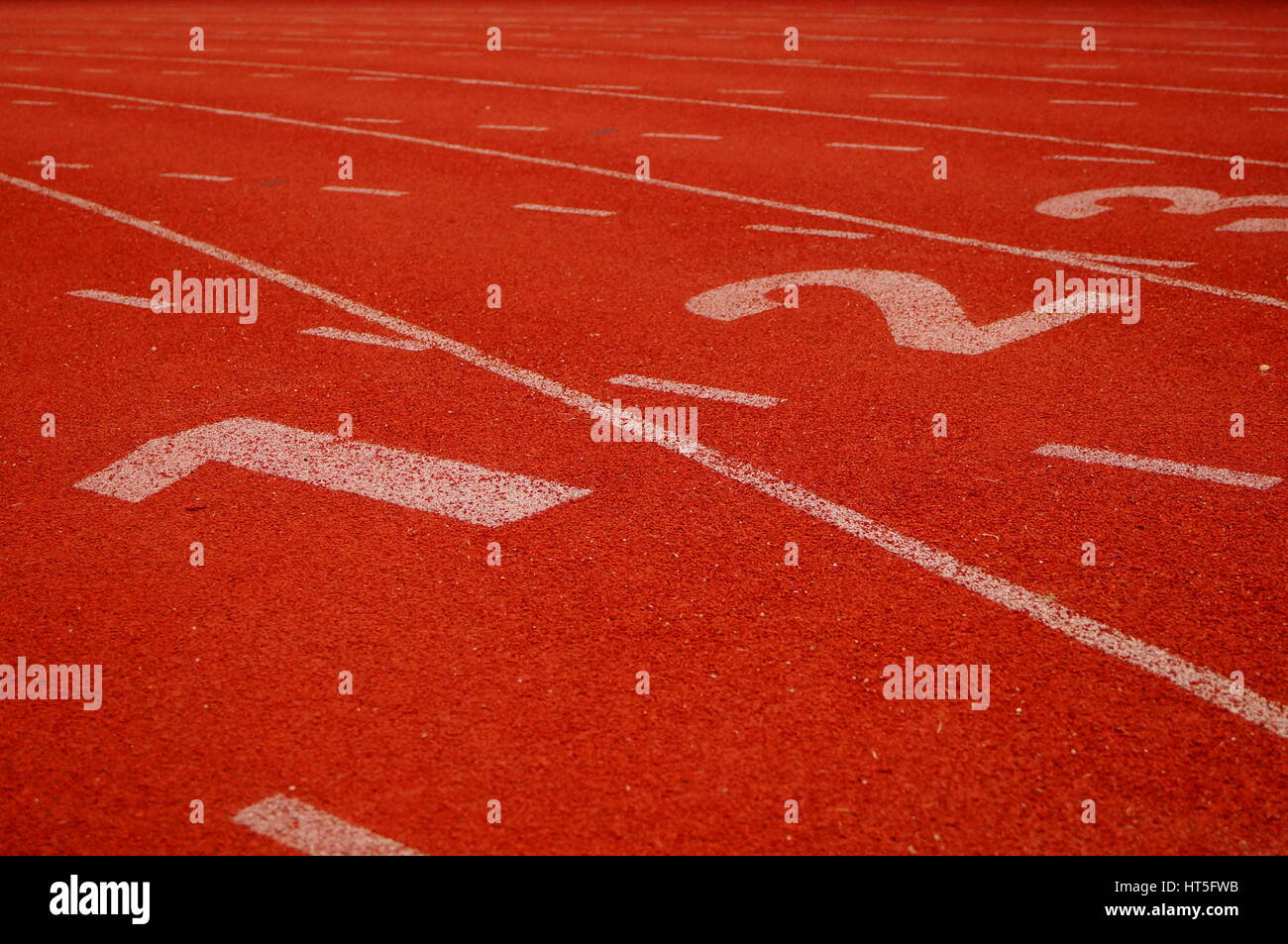 Roter Kunststoff Leichtathletik track im Sportzentrum Baoan, Shenzhen, China. Stockfoto