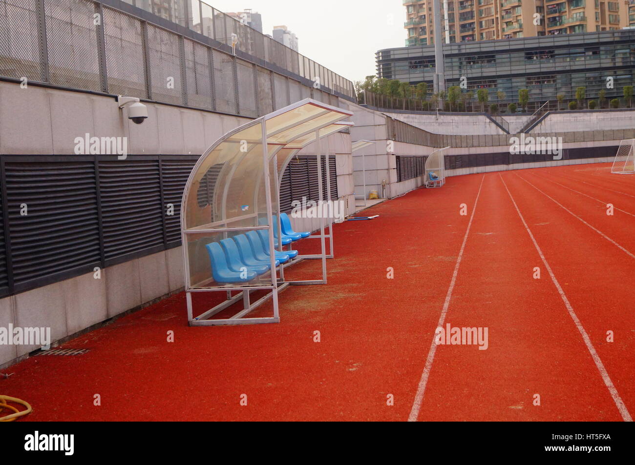 Roter Kunststoff Leichtathletik track im Sportzentrum Baoan, Shenzhen, China. Stockfoto