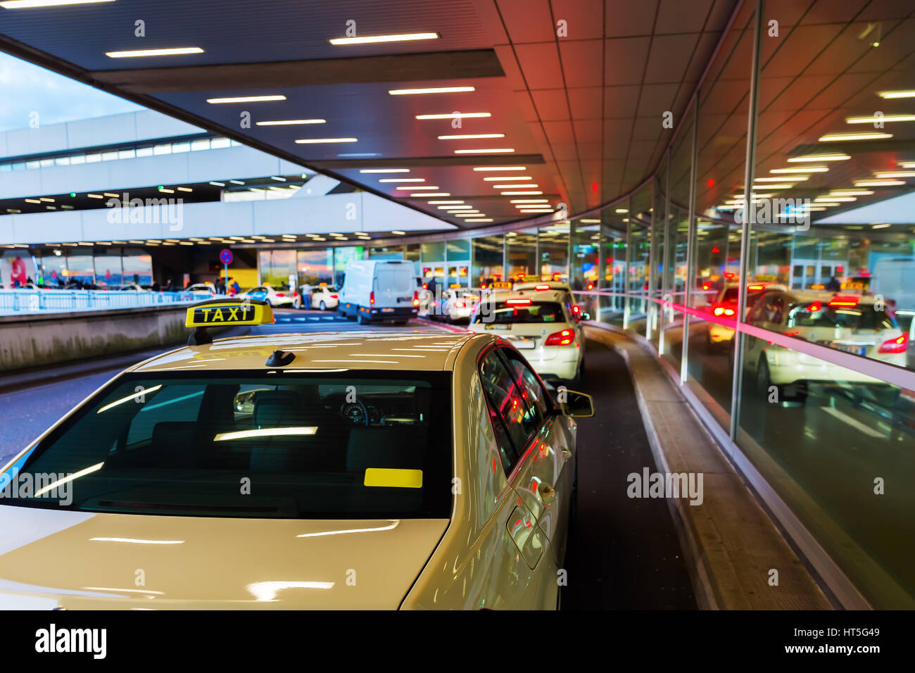 Taxi Bonn Eg - Die Zentrale Taxistand am Flughafen Köln-Bonn, Deutschland Stockfotografie - Alamy