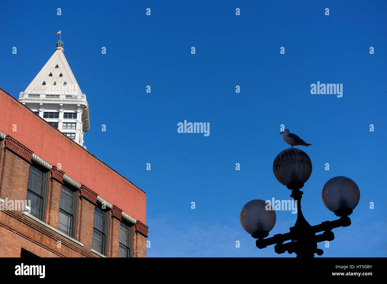 Fassade eines viktorianischen Gebäude mit der Smith Tower auf der Rückseite, Pioneer Square District, Seattle, Washington, USA Stockfoto