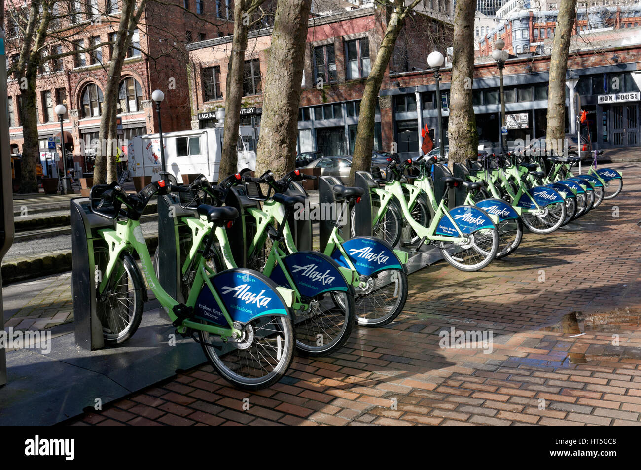 Fahrräder, die zu einem Fahrrad geparkt - Sharing Station in der abendländischen Square Park in der Pioneer Square District von Seattle, WA, Washington, USA Stockfoto