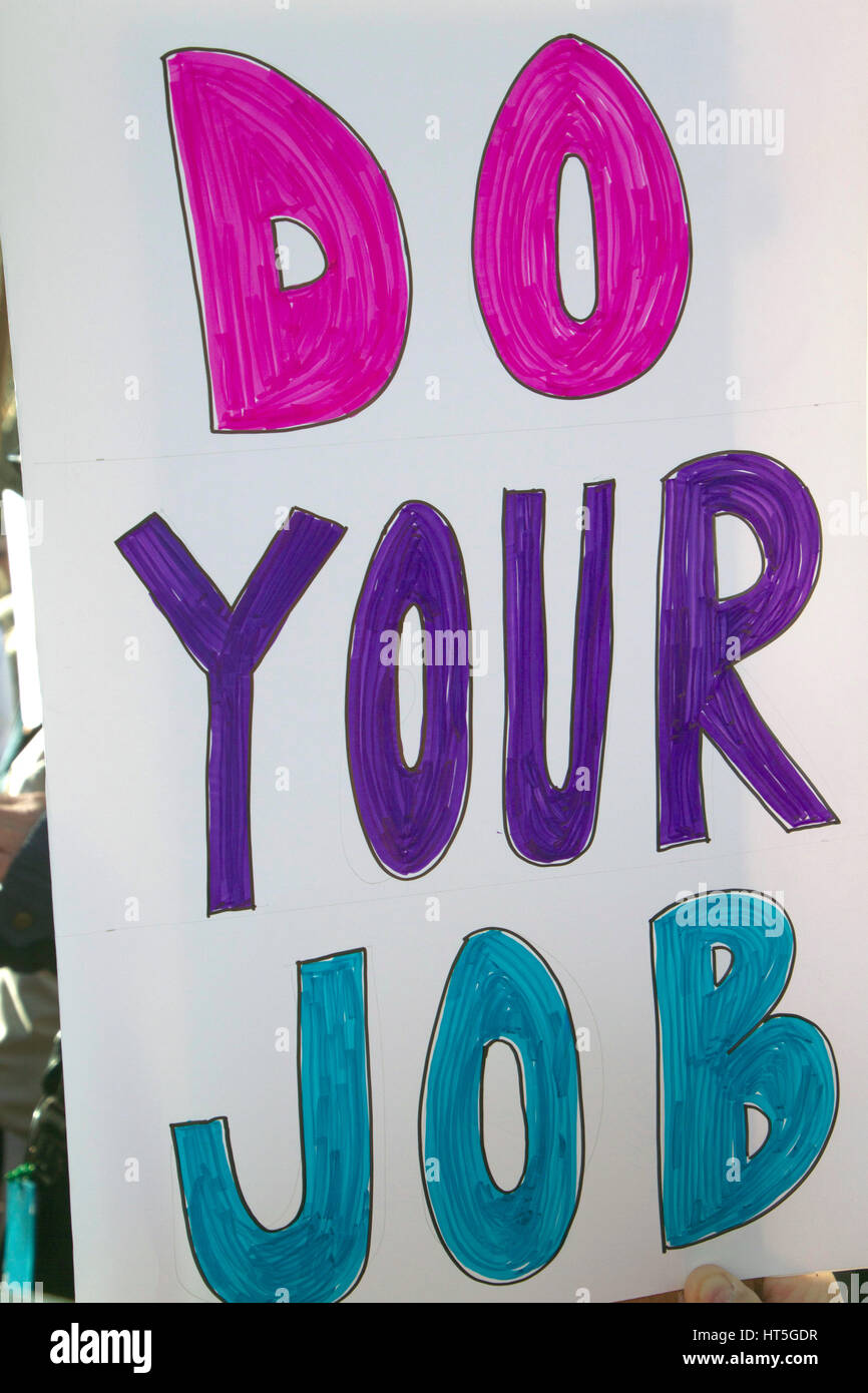 Asheville, North Carolina, USA - 25. Februar 2017: Nahaufnahme eines Zeichens mit einer Botschaft an die Politiker, die sagen: "Do Your Job" auf eine bezahlbare Pflege Act ( Stockfoto