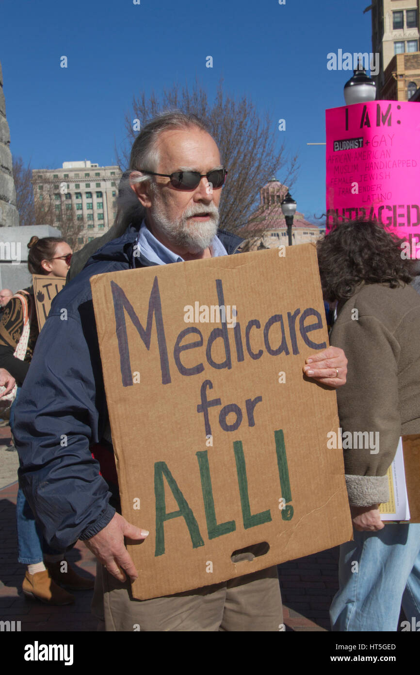 Asheville, North Carolina, USA - 25. Februar 2017: Älterer Mann hält ein Schild mit der Aufschrift "Medicare für alle!" auf eine bezahlbare Pflege Act (ACA) Demonstration ich Stockfoto