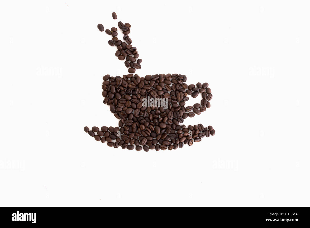 Geröstete Kaffeebohnen in der Form einer Tasse und Untertasse auf einer weißen Fläche gelegt Stockfoto