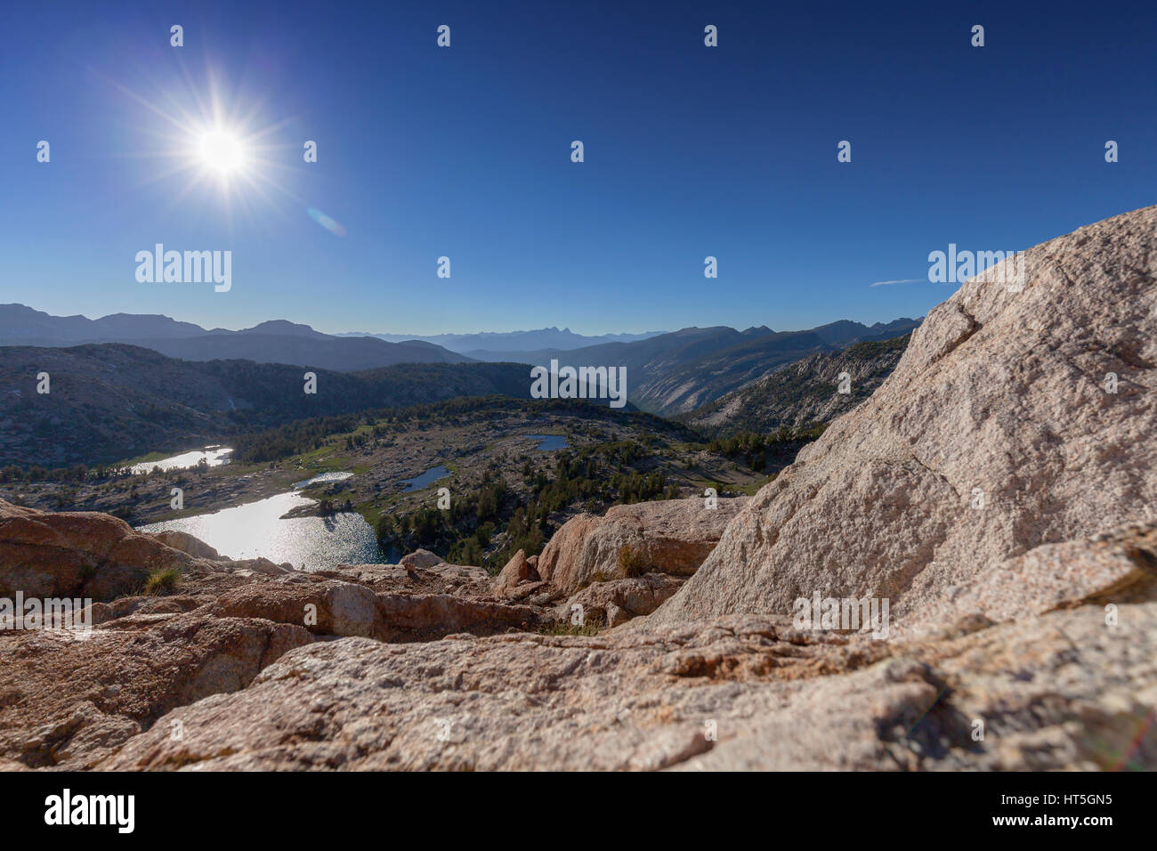 Die Sommersonne brennt hell über die Berge der Sierra Nevada in Kalifornien. Stockfoto