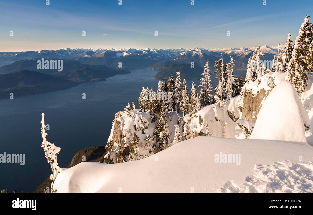 Howe Sound Aerial Landscape Distant Snowy British Columbia Coast Mountains. Blick Auf Die Skyline Von St. Marks Mit Blick Auf Den Weißen Schnee Und Das Blaue Wasser Stockfoto