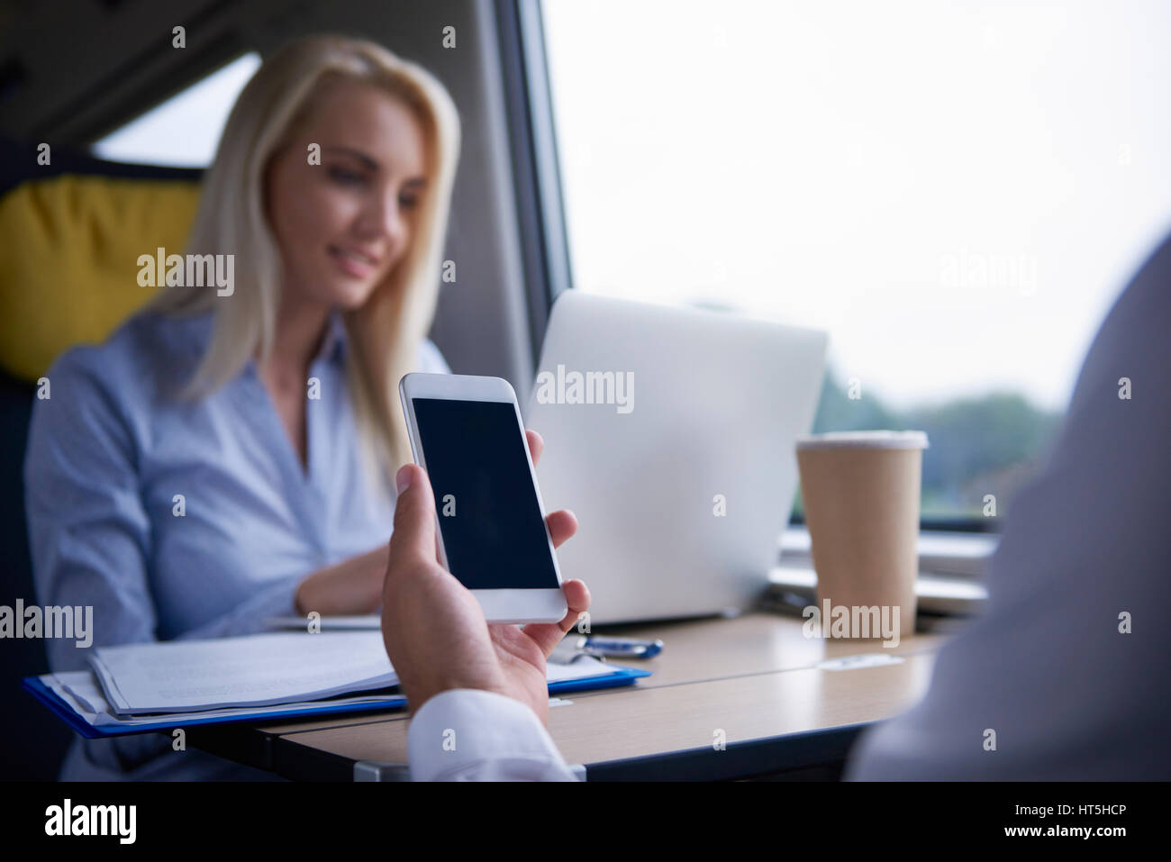 Nutzung von Mobilgeräten im Zug Stockfoto